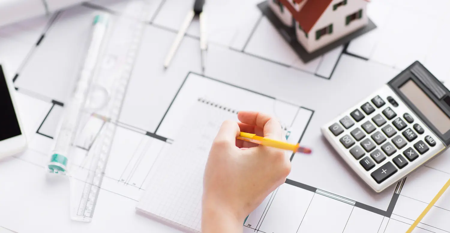 Eine Frau schreibt auf ein Notizbuch Scherf Energieberatung